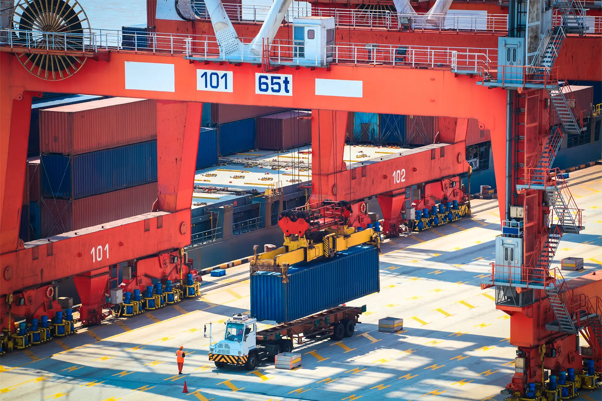 container loading to vehicle by using crane